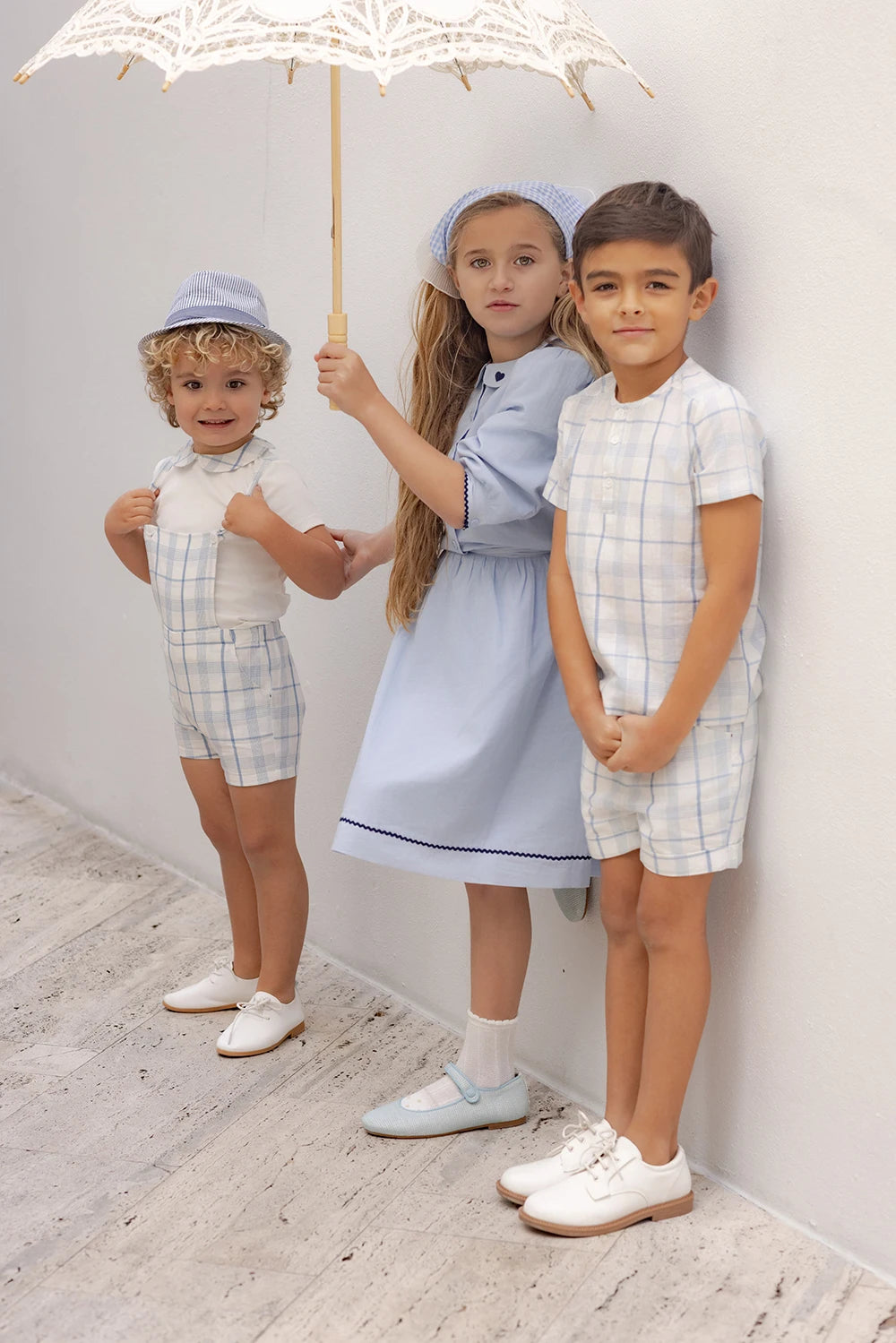 Tenue Famille Assortie AP Barcelone | Robe Fille Broderie & Ensemble Garçon Carreaux | Collection Bleue