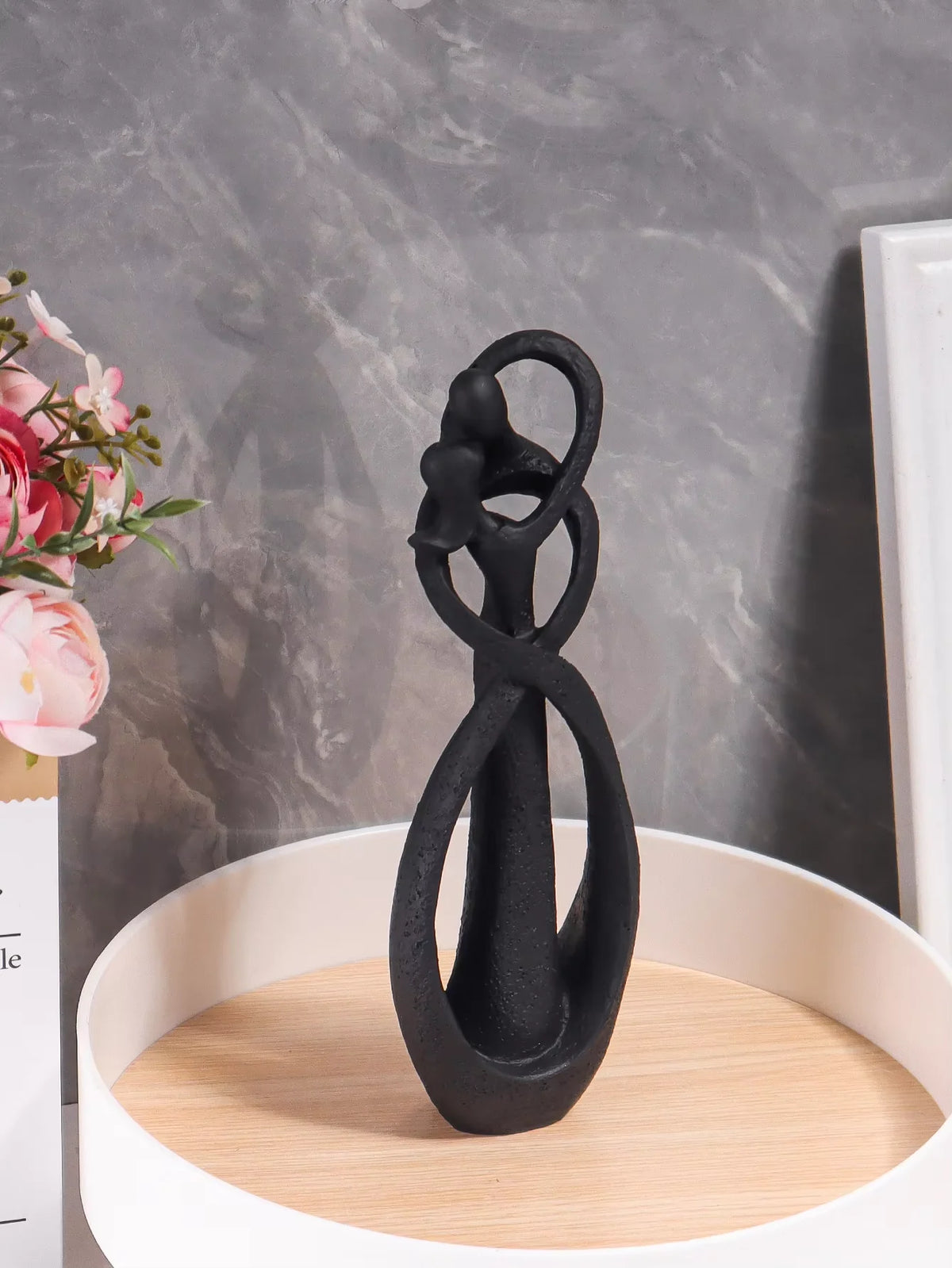 Sculpture de couple enlacé en résine | Décoration intérieure