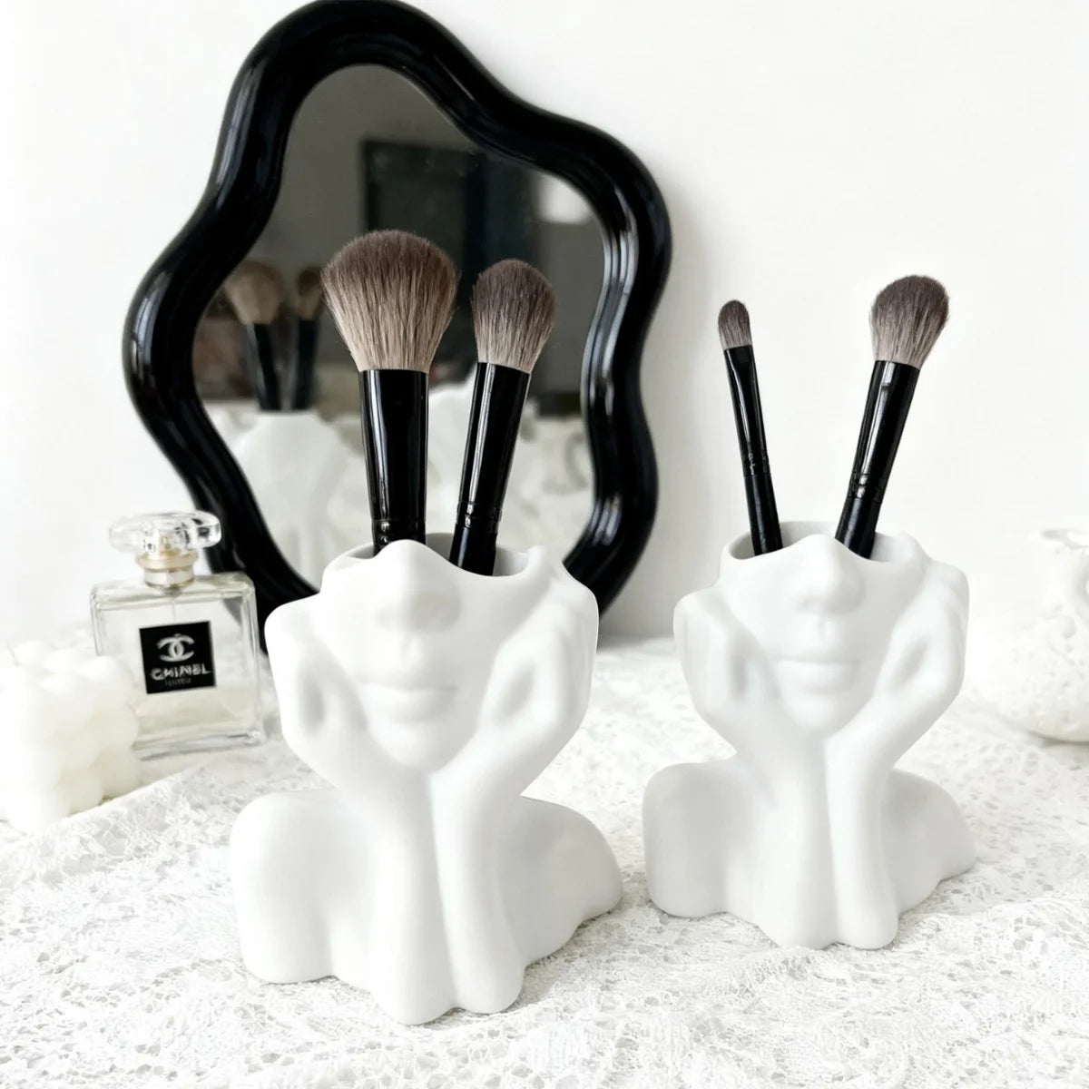 Makeup Brush Holder,Human Face Art Desktop Decoration,Vase,Compatible with Makeup,Eyebrow Pencils,Home Organizer,Plastic Material