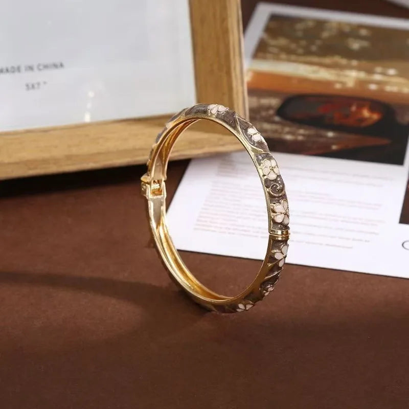 Bracelet Jonc Floral Émail Ouvert | Rétro Ton Or | Délicat Élégant | Cadeau Bijou Femme