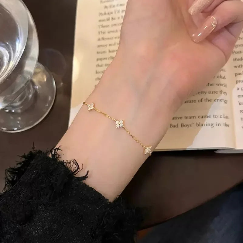 Bracelet Jonc Fleur Trèfle Cristal Zircone | Plaqué Or | Acier Inoxydable | Bijou Femme Cadeau Tendance
