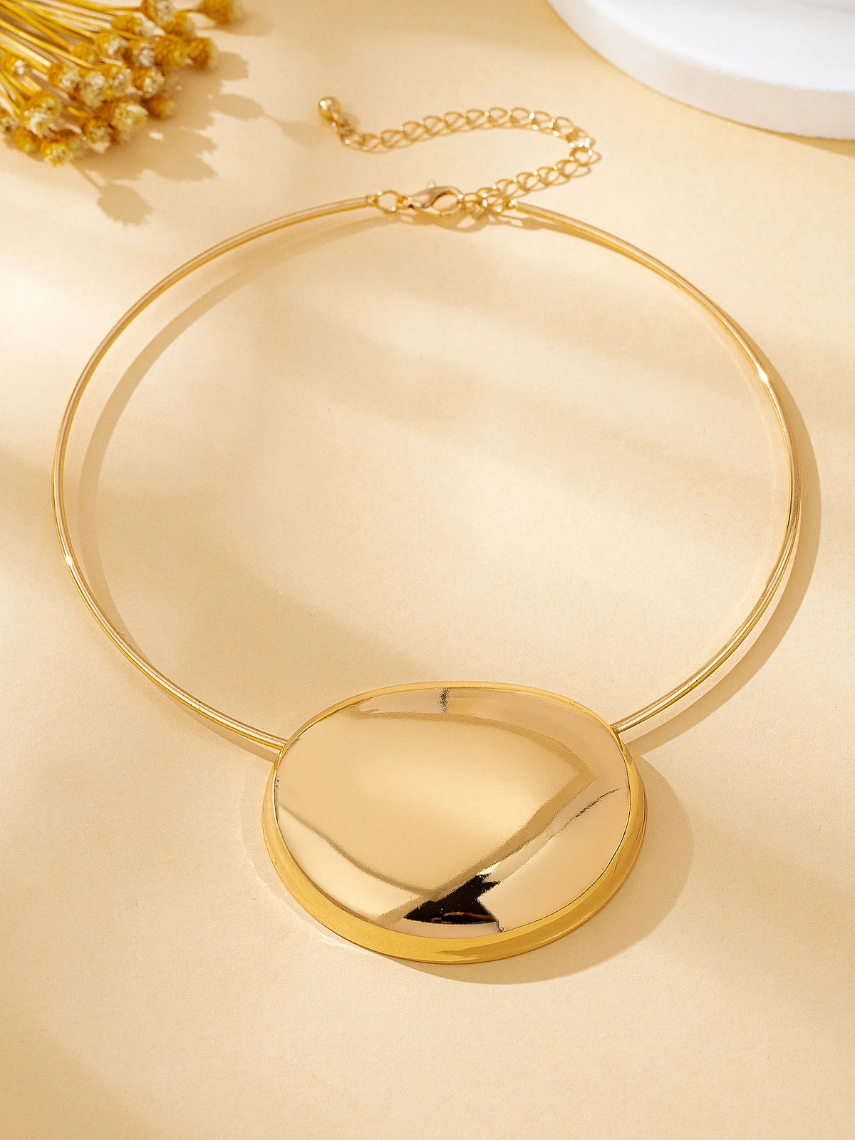 A Bold, Glossy, Geometric, and Stylish Minimalist Necklace. Minimalist Metal Choker. Pendant Neck Accessory, Perfect for Gifting to Friends and Besties, Ideal for Parties and Gatherings. Classic, Fashionable, and Trendy