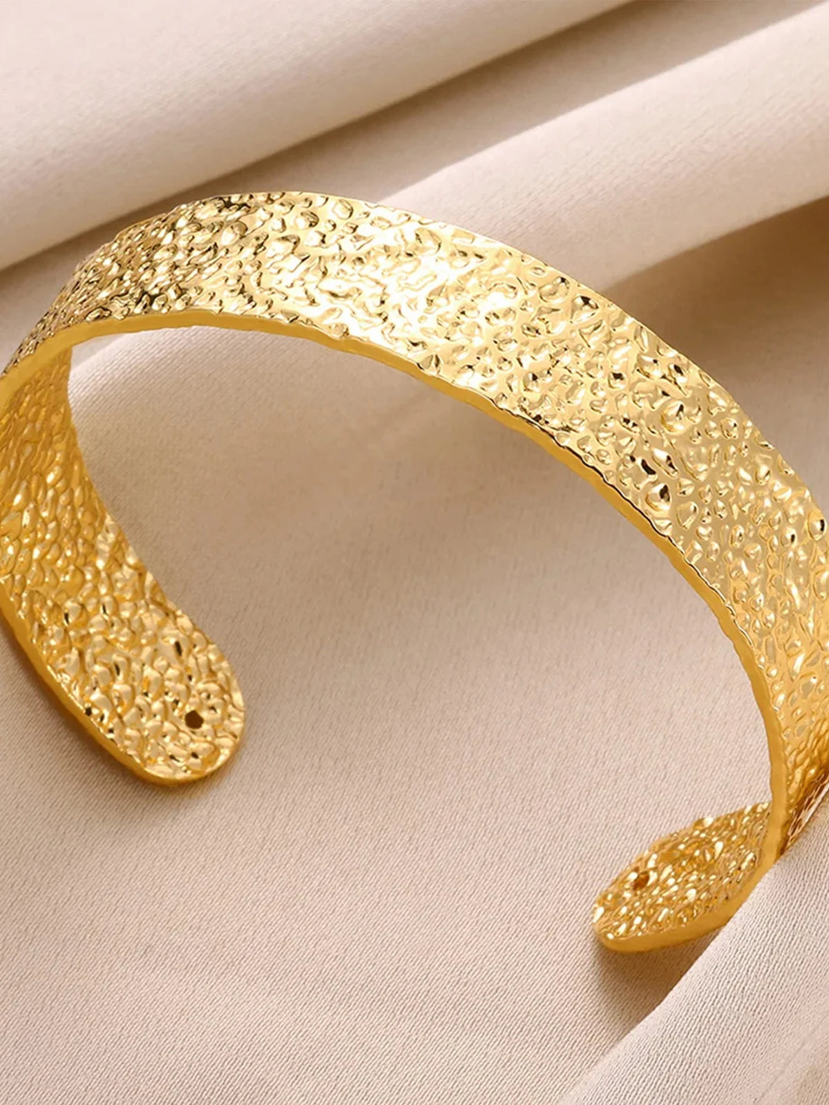 Exquisite Classic Bump Pattern Opening Bangles Bracelet For Women Cuff Bracelet Gold Color Stainless Steel Hand Ornament Gift