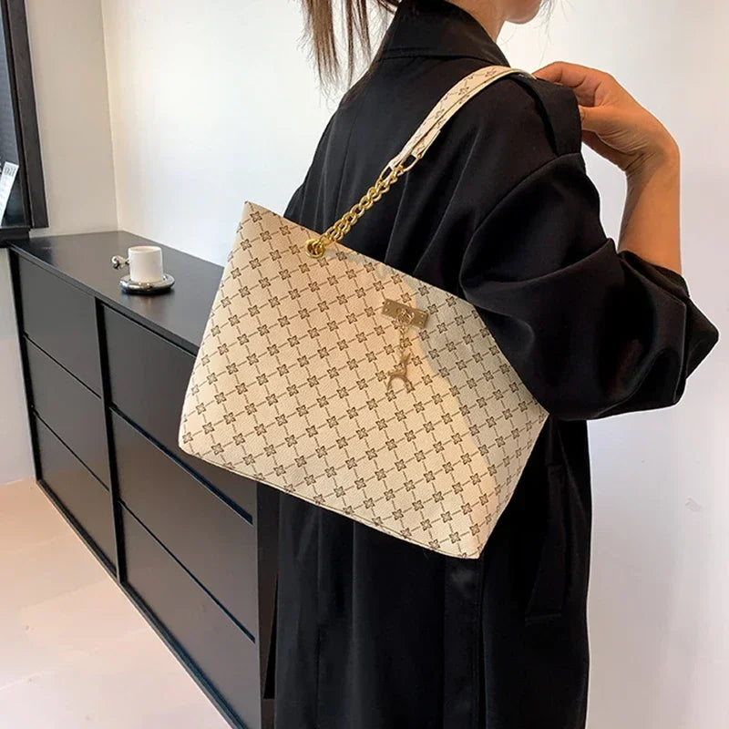 Women's Luxury Design New Presbyopic Handbag Large Capacity Handbag Fashion Printing Shoulder Bag Trendy Shopping Bag with Pendant