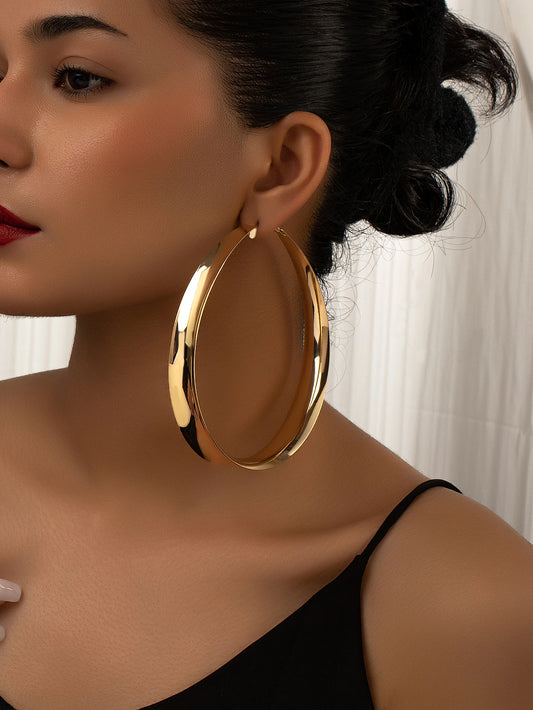 A Pair of Stylish, Simple, Light Luxury, and Exaggerated Metal Large Hoop Earrings