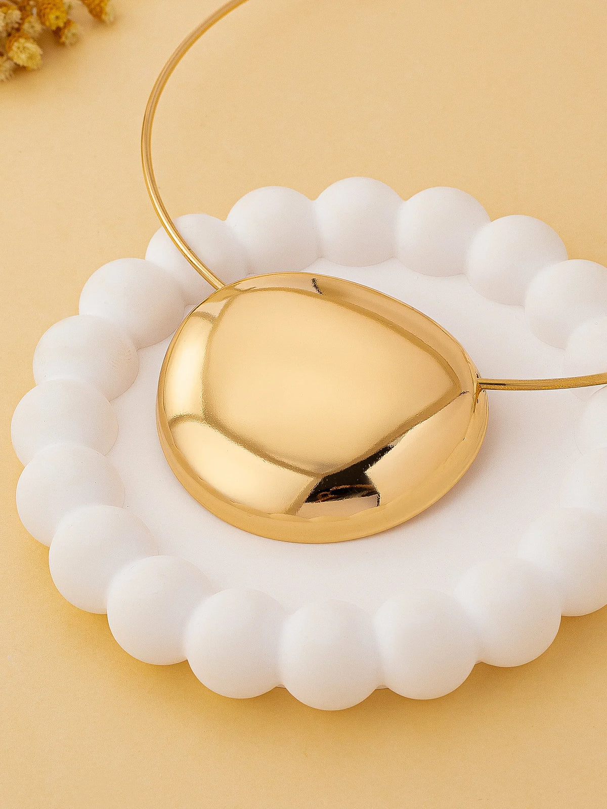 A Bold, Glossy, Geometric, and Stylish Minimalist Necklace. Minimalist Metal Choker. Pendant Neck Accessory, Perfect for Gifting to Friends and Besties, Ideal for Parties and Gatherings. Classic, Fashionable, and Trendy
