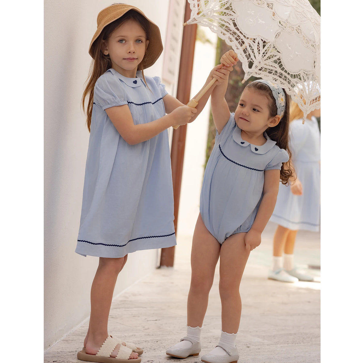 Tenue Famille Assortie AP Barcelone | Robe Fille Broderie & Ensemble Garçon Carreaux | Collection Bleue