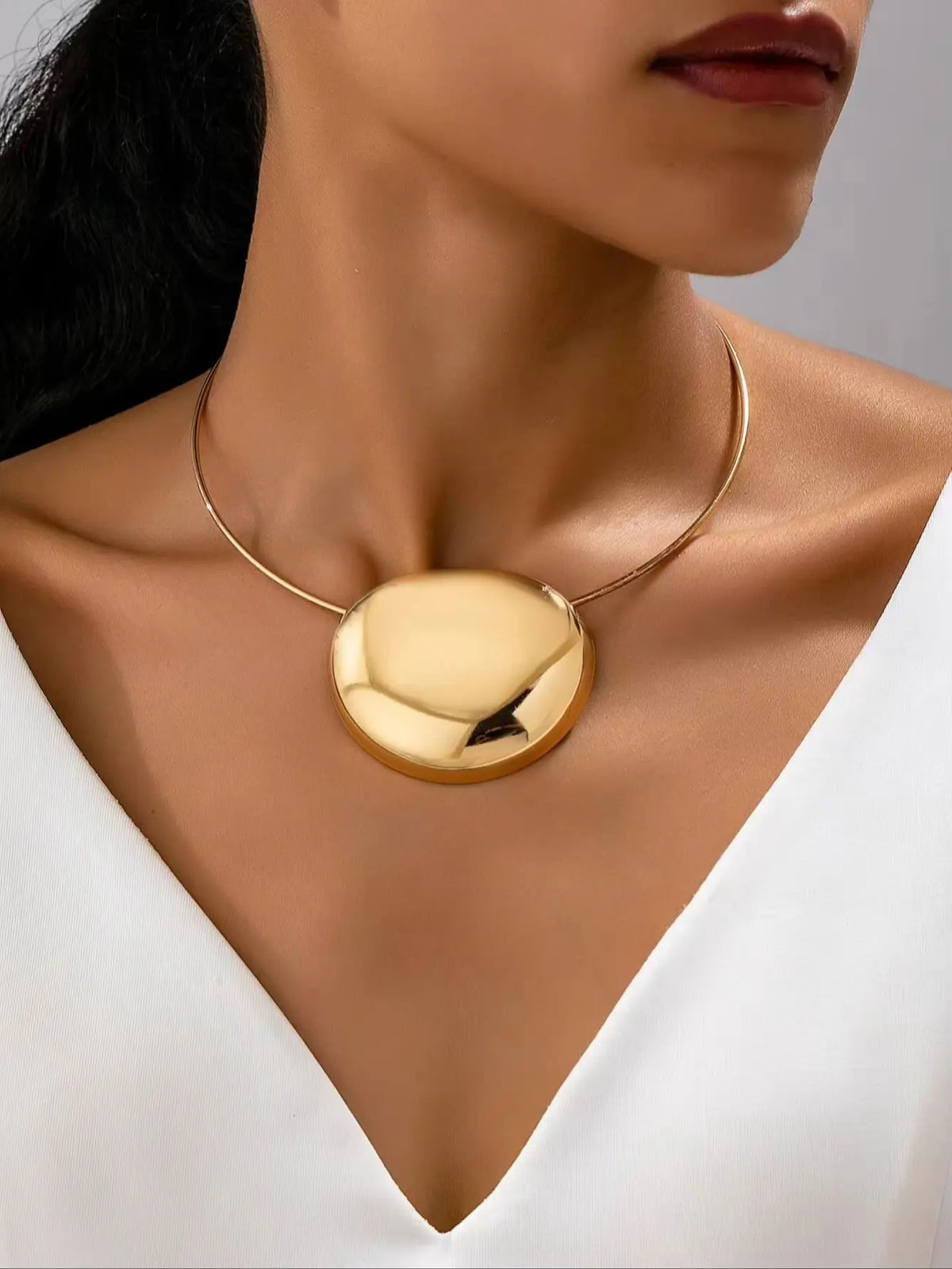 A Bold, Glossy, Geometric, and Stylish Minimalist Necklace. Minimalist Metal Choker. Pendant Neck Accessory, Perfect for Gifting to Friends and Besties, Ideal for Parties and Gatherings. Classic, Fashionable, and Trendy