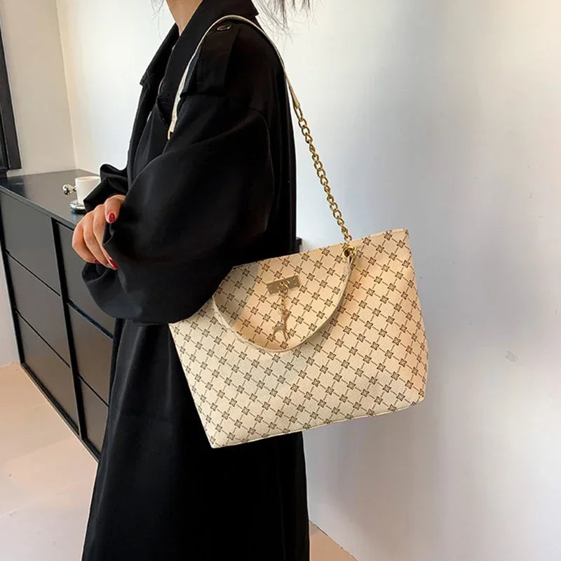 Women's Luxury Design New Presbyopic Handbag Large Capacity Handbag Fashion Printing Shoulder Bag Trendy Shopping Bag with Pendant