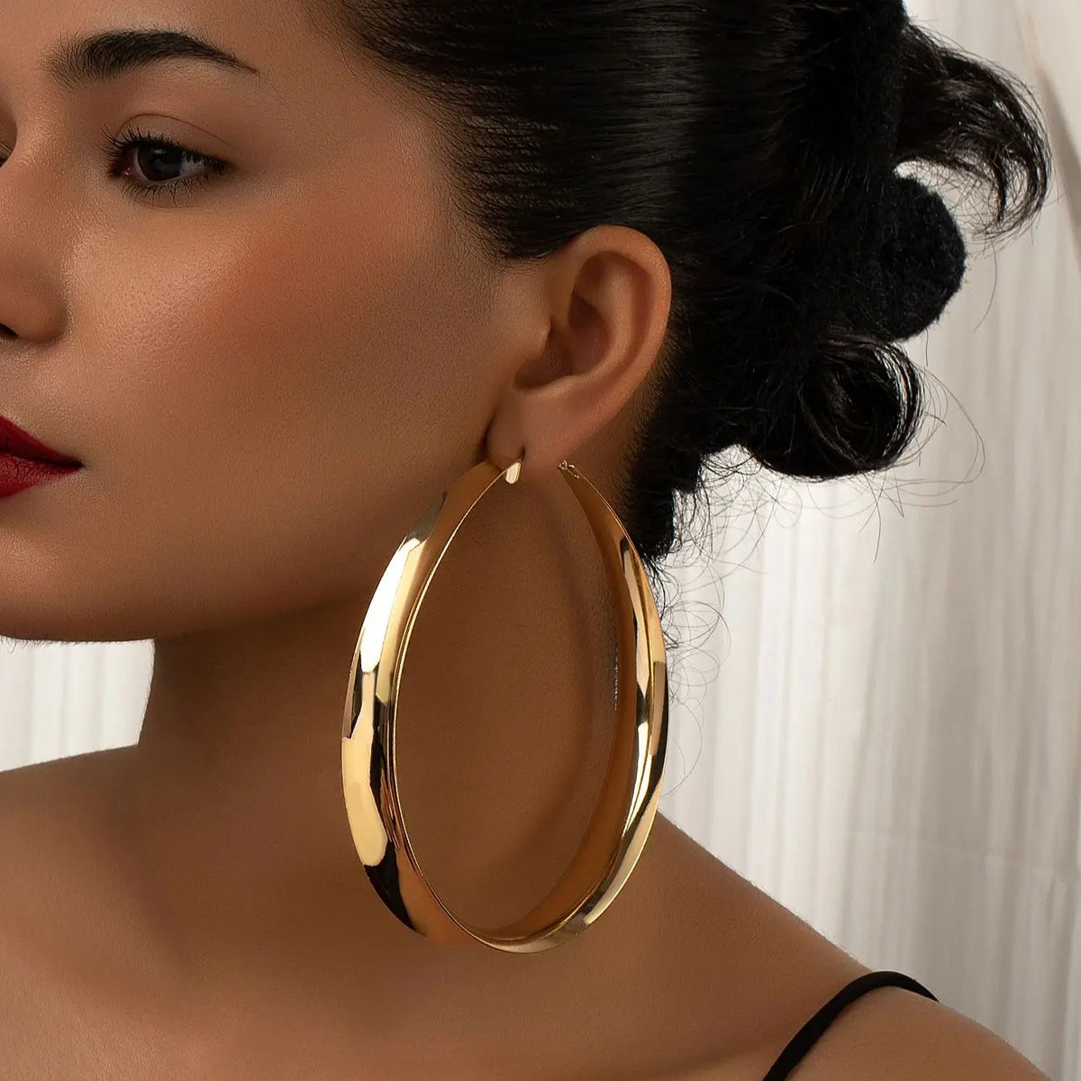 A Pair of Stylish, Simple, Light Luxury, and Exaggerated Metal Large Hoop Earrings