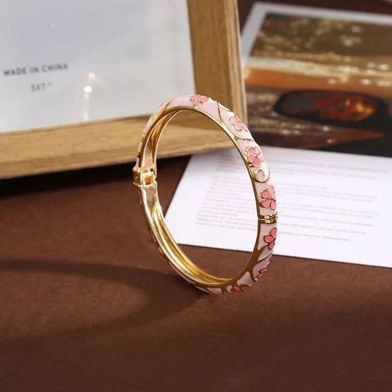 Bracelet Jonc Floral Émail Ouvert | Rétro Ton Or | Délicat Élégant | Cadeau Bijou Femme