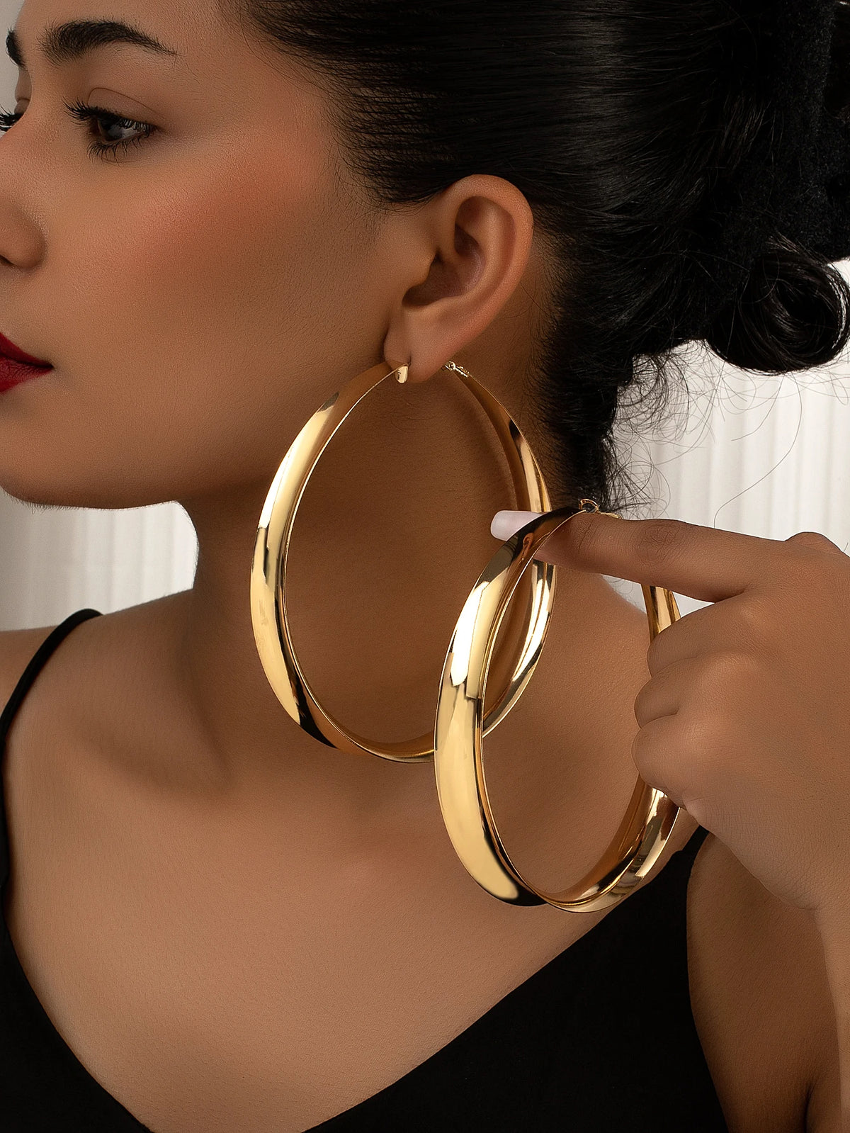 A Pair of Stylish, Simple, Light Luxury, and Exaggerated Metal Large Hoop Earrings