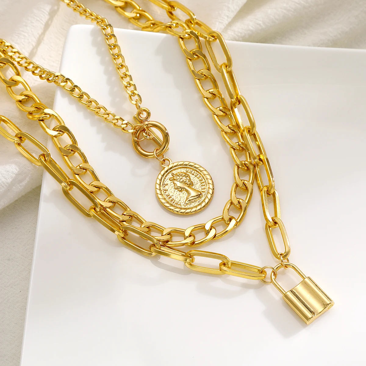 Lot 3 Colliers Superposés | Plaqué Or Vintage | Pendentif Cadenas Rond Embossé | Bijou Femme Fashion