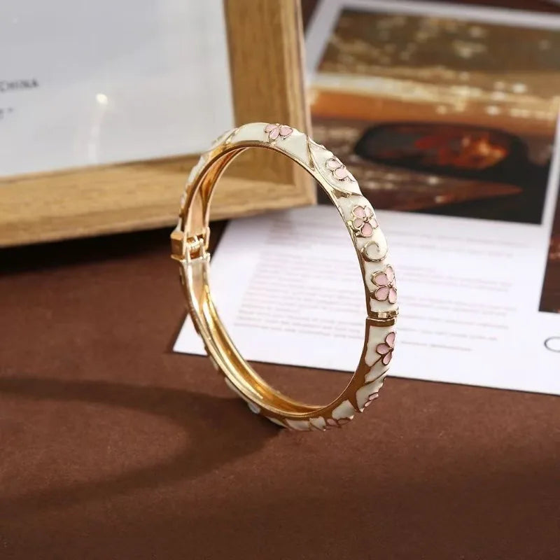 Bracelet Jonc Floral Émail Ouvert | Rétro Ton Or | Délicat Élégant | Cadeau Bijou Femme
