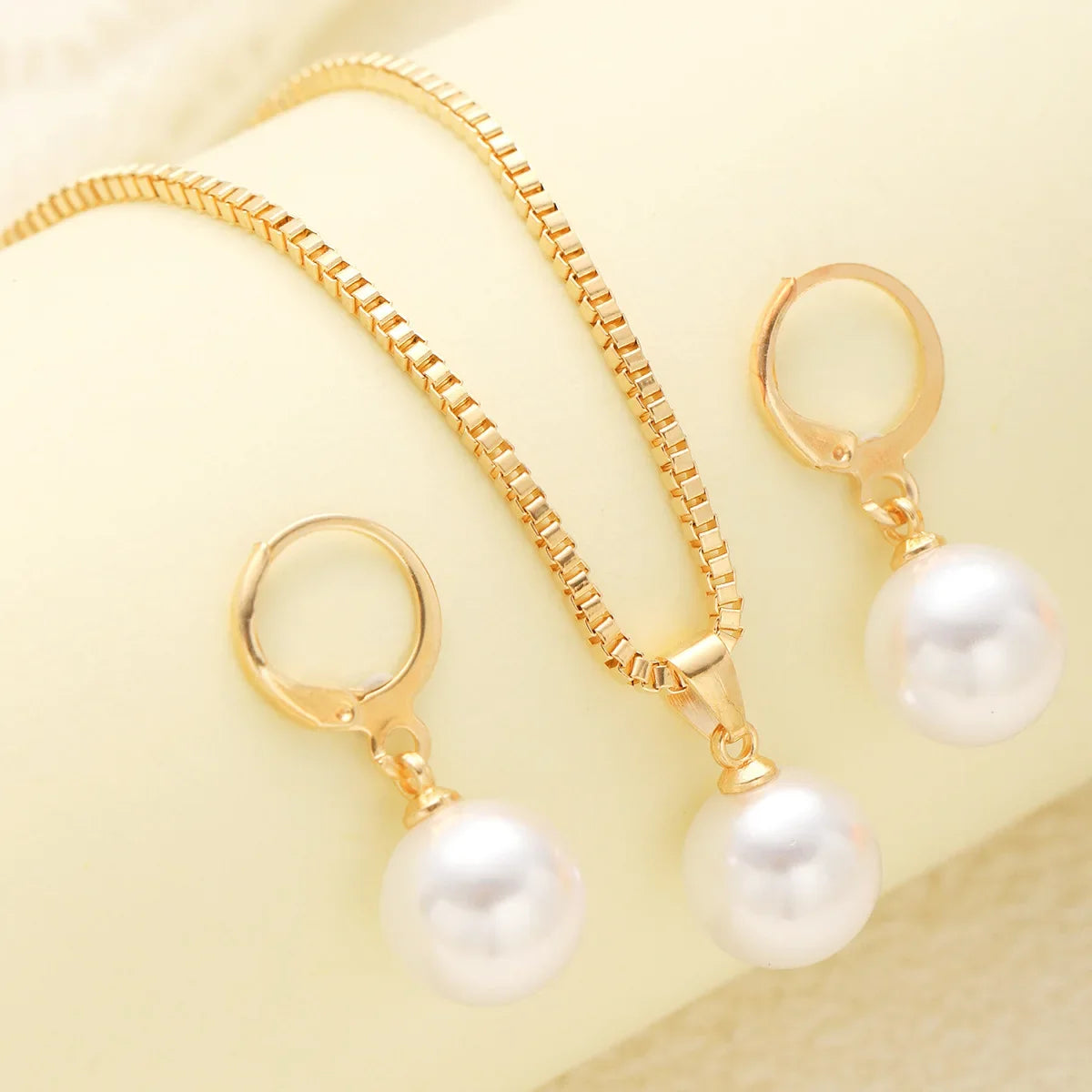 Stylish Pearl Jewelry Set for Women, Featuring Drop Earrings and Matching Necklace, Simple Elegant Everyday Wear and Party Acces