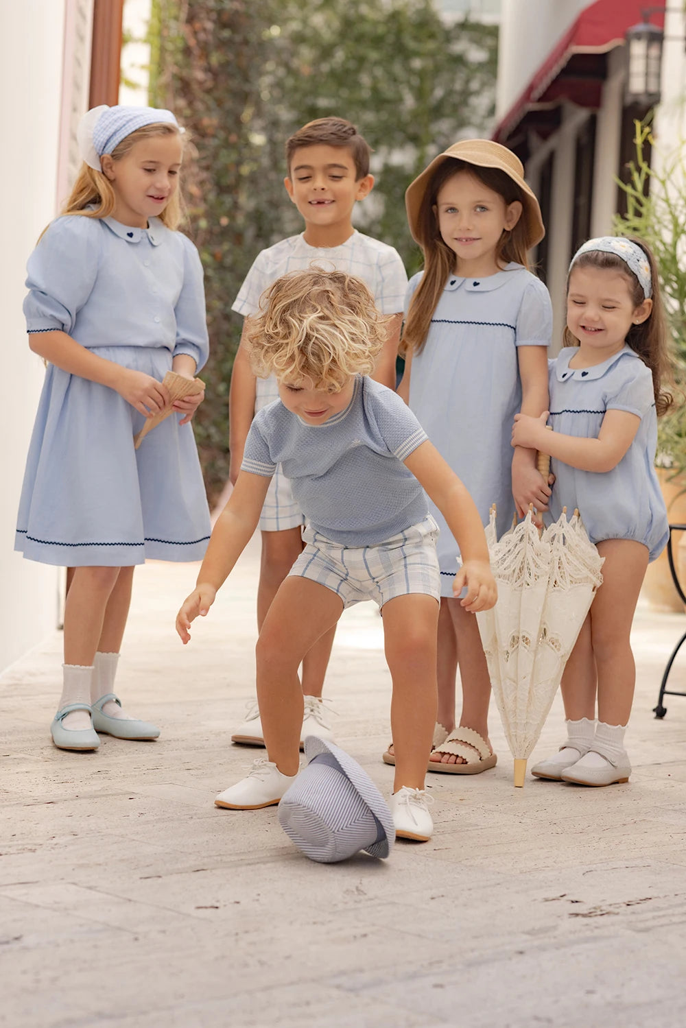 Tenue Famille Assortie AP Barcelone | Robe Fille Broderie & Ensemble Garçon Carreaux | Collection Bleue