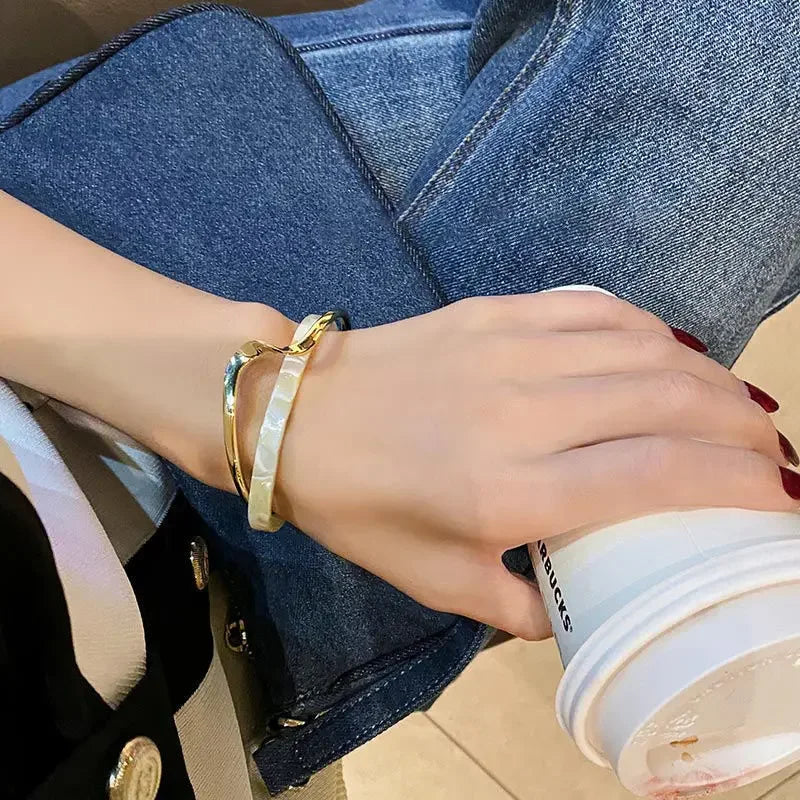 White Shellfish Bracelets Board Bend Metal Bangles Women's Hand Bracelets Geometric C-Shaped Opening Bracelets Jewelry Gifts