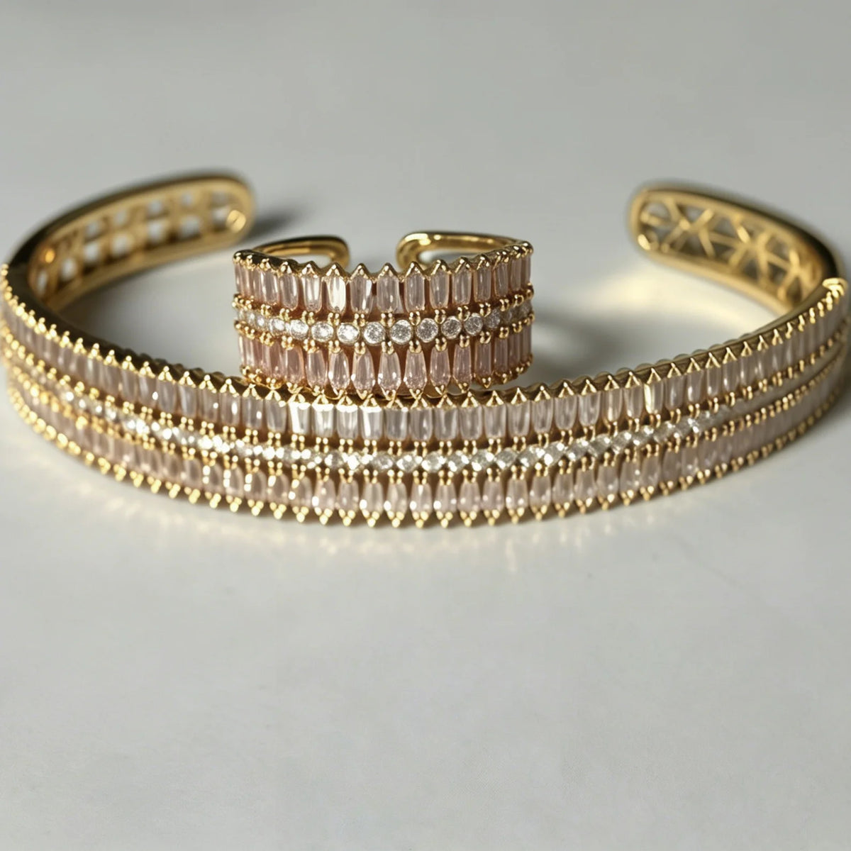 Bracelet jonc à breloques en laiton plaqué or 18 carats
