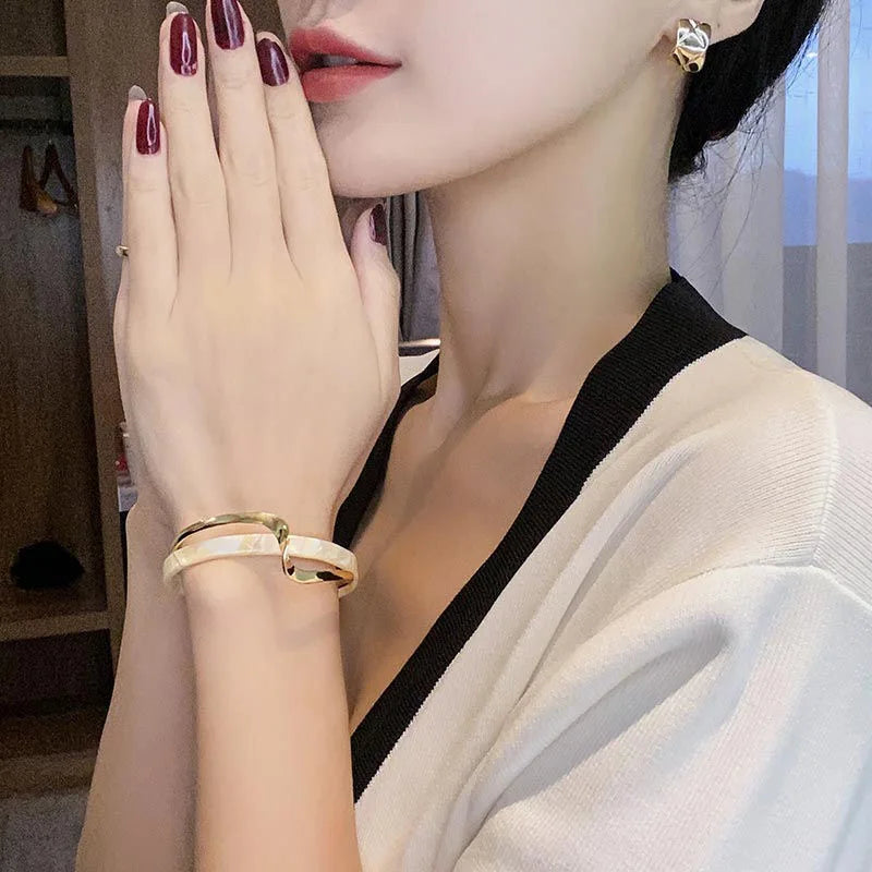 White Shellfish Bracelets Board Bend Metal Bangles Women's Hand Bracelets Geometric C-Shaped Opening Bracelets Jewelry Gifts