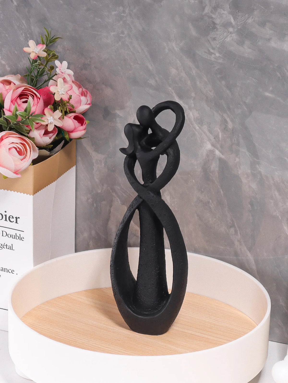 Sculpture de couple enlacé en résine | Décoration intérieure