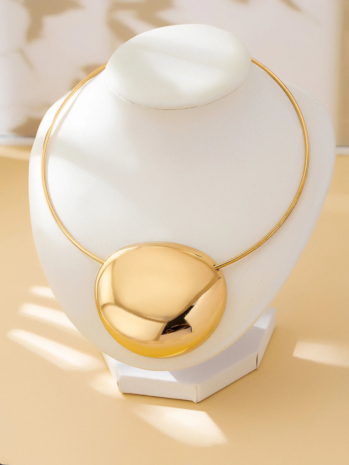 A Bold, Glossy, Geometric, and Stylish Minimalist Necklace. Minimalist Metal Choker. Pendant Neck Accessory, Perfect for Gifting to Friends and Besties, Ideal for Parties and Gatherings. Classic, Fashionable, and Trendy